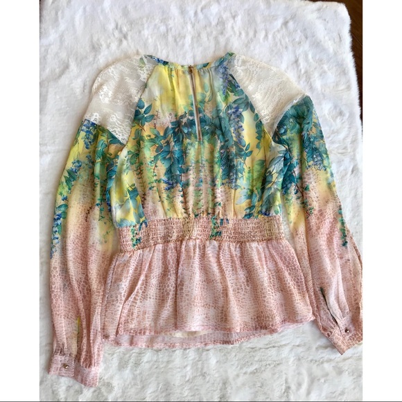 BEBE Two-Piece Set Short and Blouse - Picture 3 of 8